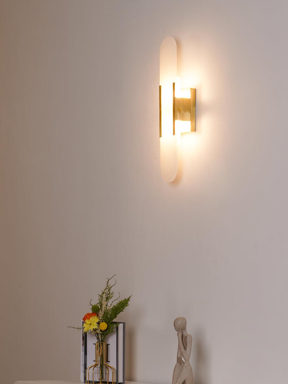 Sorenis — Verlängerte Alabaster-Wandlampe mit klassischem Metalldesign
