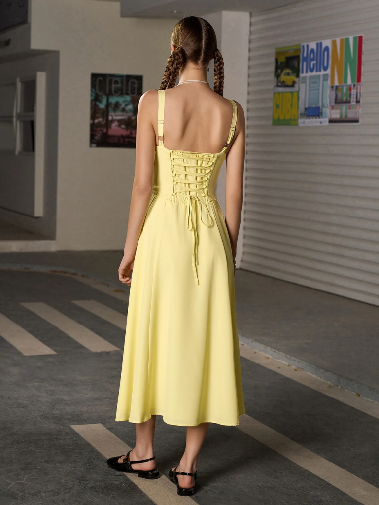 Gerüschtes Bustierkleid mit Schlitz und Trägern