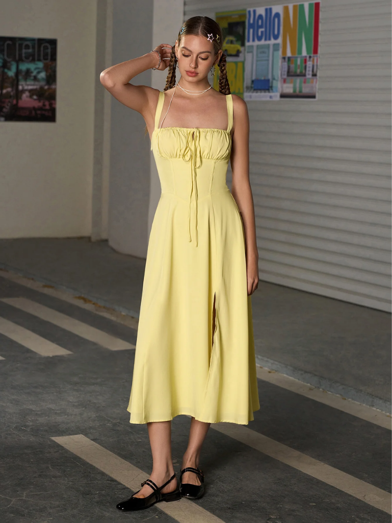 Gerüschtes Bustierkleid mit Schlitz und Trägern
