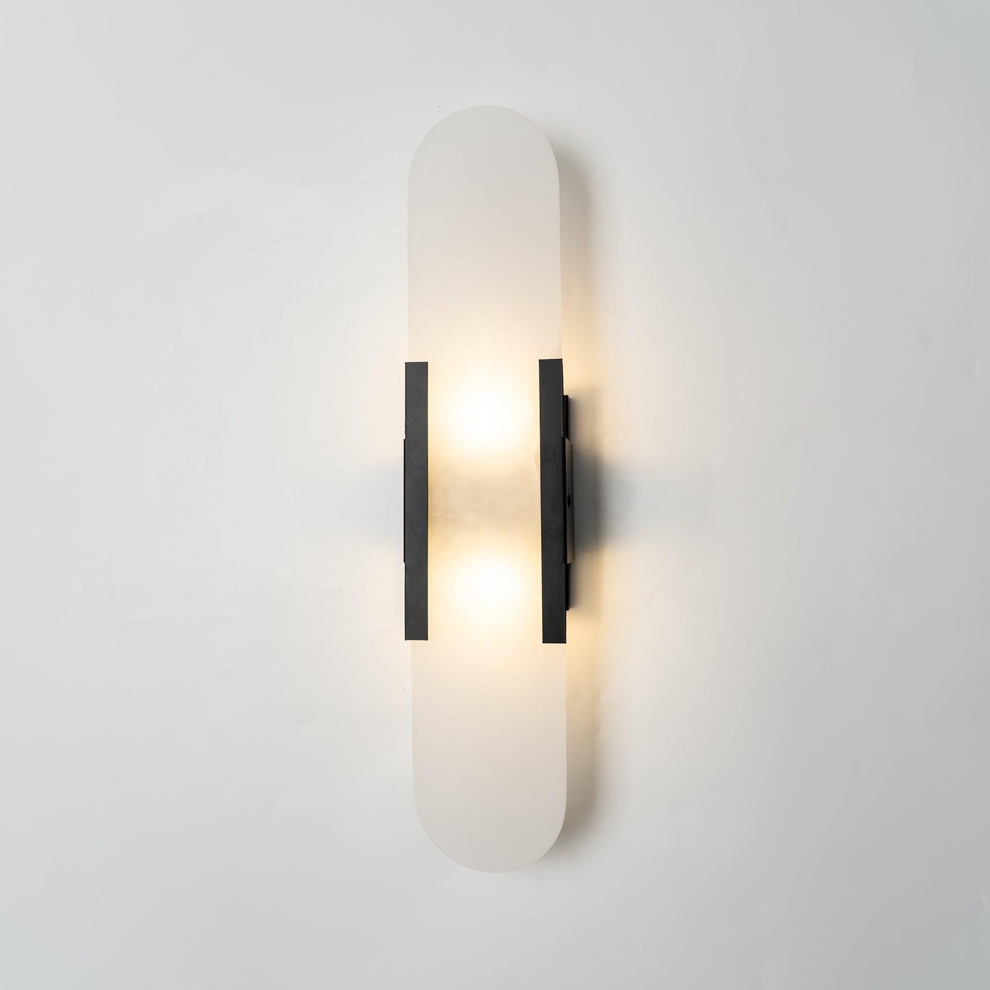 Sorenis — Verlängerte Alabaster-Wandlampe mit klassischem Metalldesign