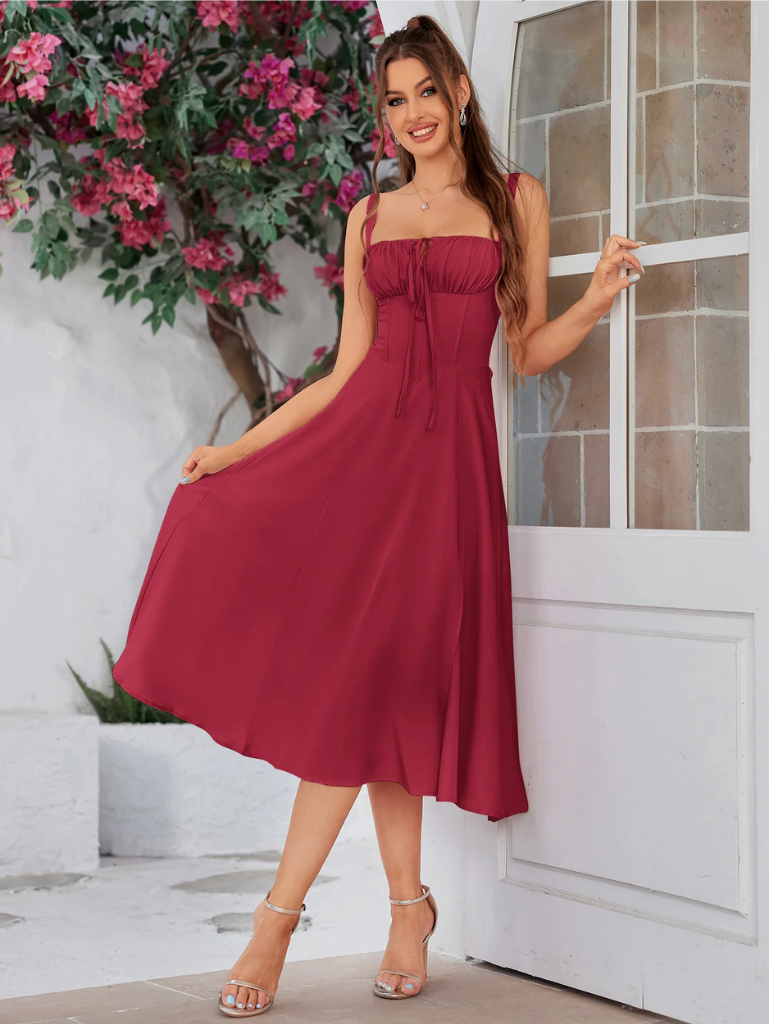 Gerüschtes Bustierkleid mit Schlitz und Trägern