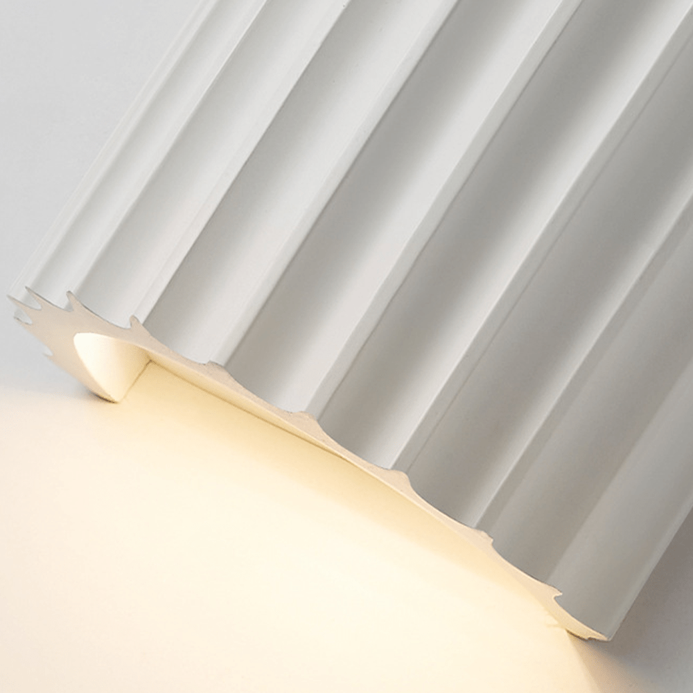 Lunara — Moderne halbkreisförmige Wandleuchte aus Harz mit wellenförmigem Design