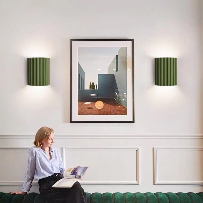 Lunara — Moderne halbkreisförmige Wandleuchte aus Harz mit wellenförmigem Design