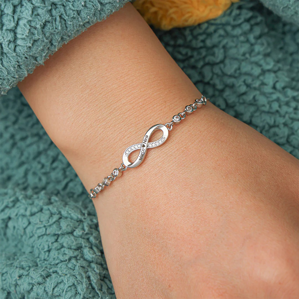 Infinite bracelet with engraving