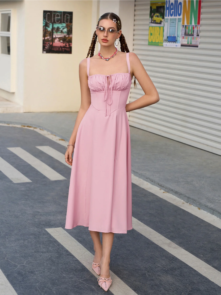 Gerüschtes Bustierkleid mit Schlitz und Trägern