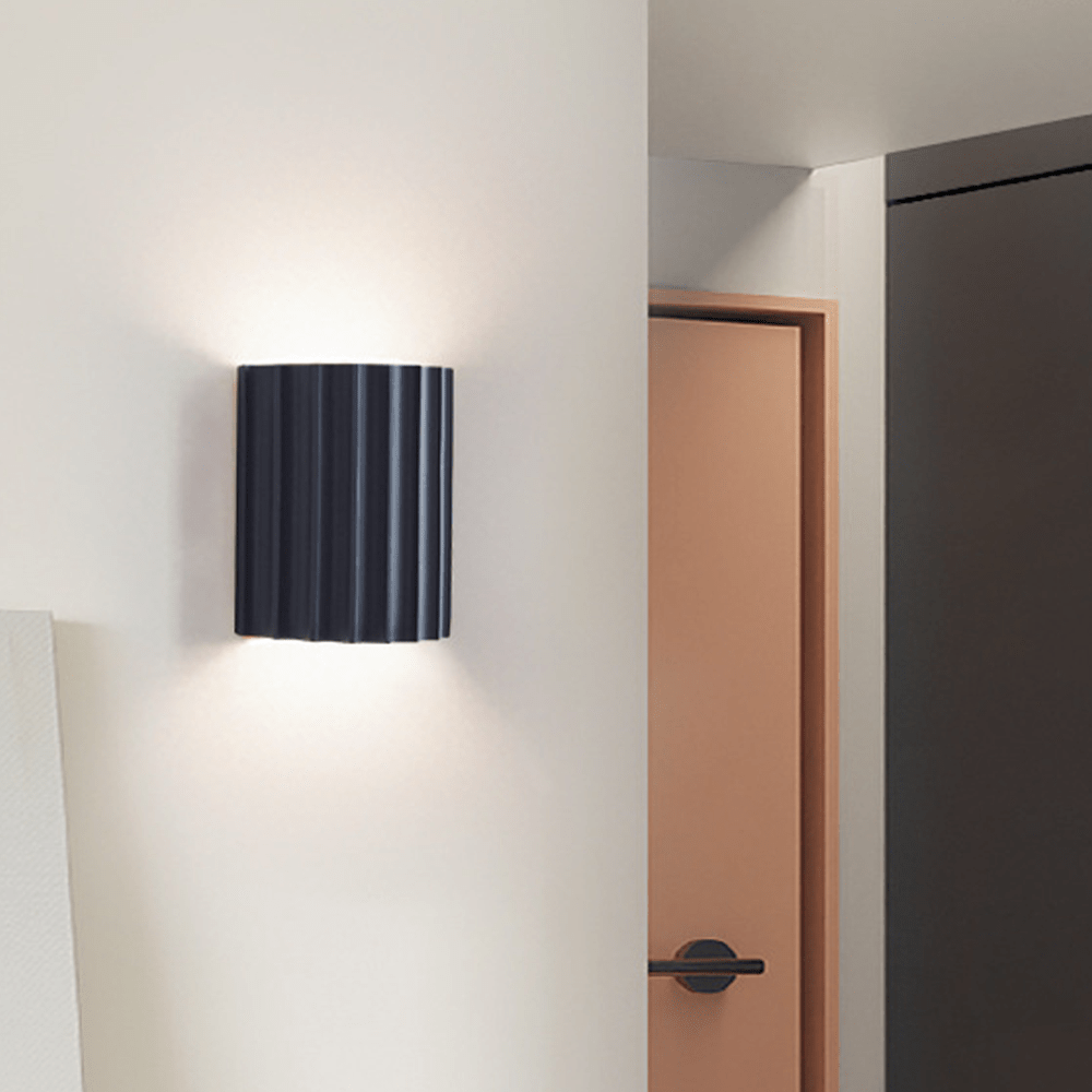 Lunara — Moderne halbkreisförmige Wandleuchte aus Harz mit wellenförmigem Design