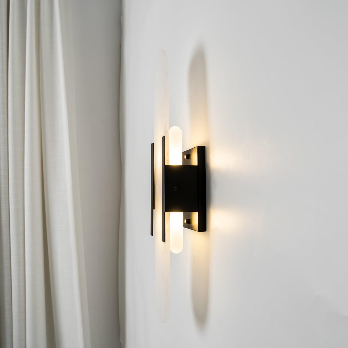 Sorenis — Verlängerte Alabaster-Wandlampe mit klassischem Metalldesign