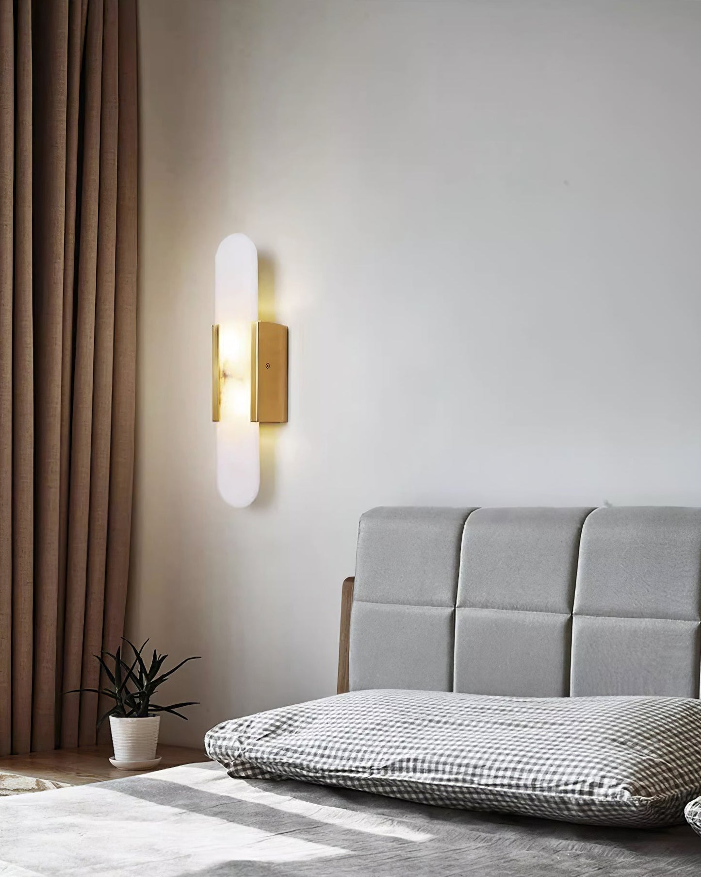 Sorenis — Verlängerte Alabaster-Wandlampe mit klassischem Metalldesign