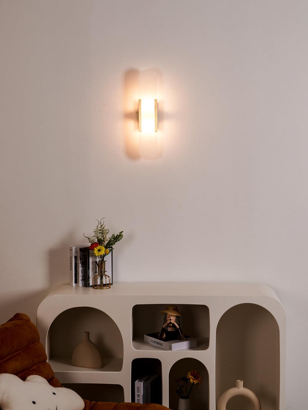 Sorenis — Verlängerte Alabaster-Wandlampe mit klassischem Metalldesign
