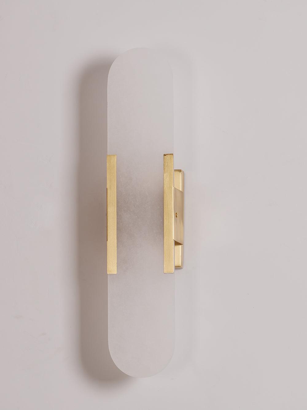 Sorenis — Verlängerte Alabaster-Wandlampe mit klassischem Metalldesign