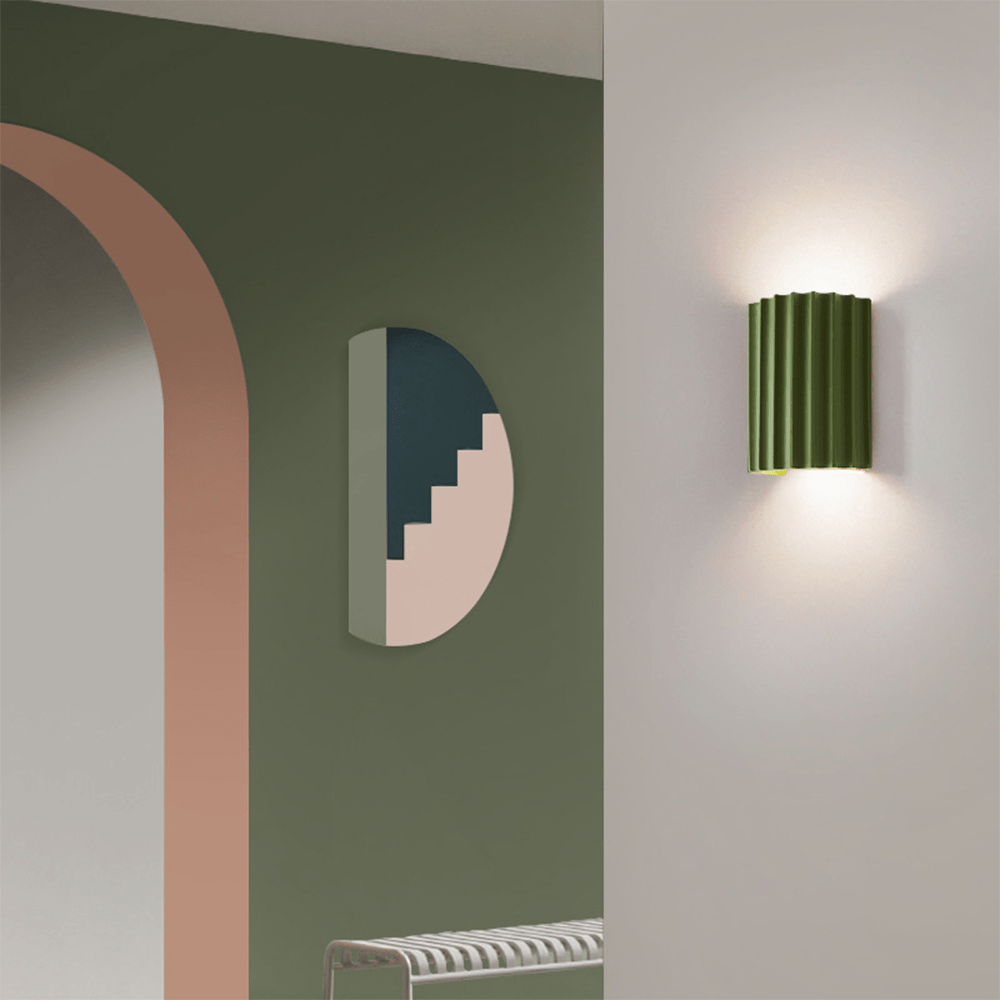 Lunara — Moderne halbkreisförmige Wandleuchte aus Harz mit wellenförmigem Design
