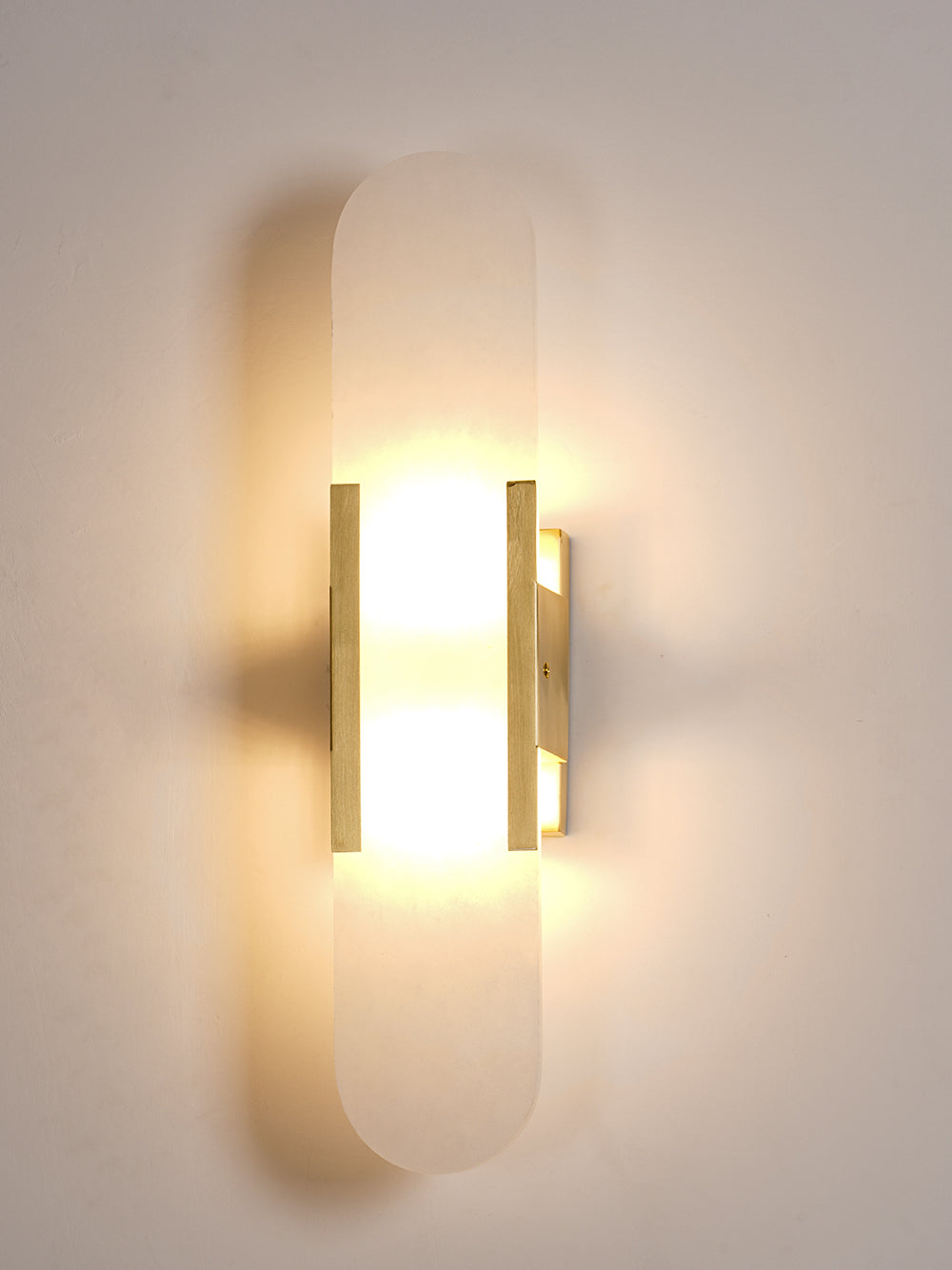Sorenis — Verlängerte Alabaster-Wandlampe mit klassischem Metalldesign