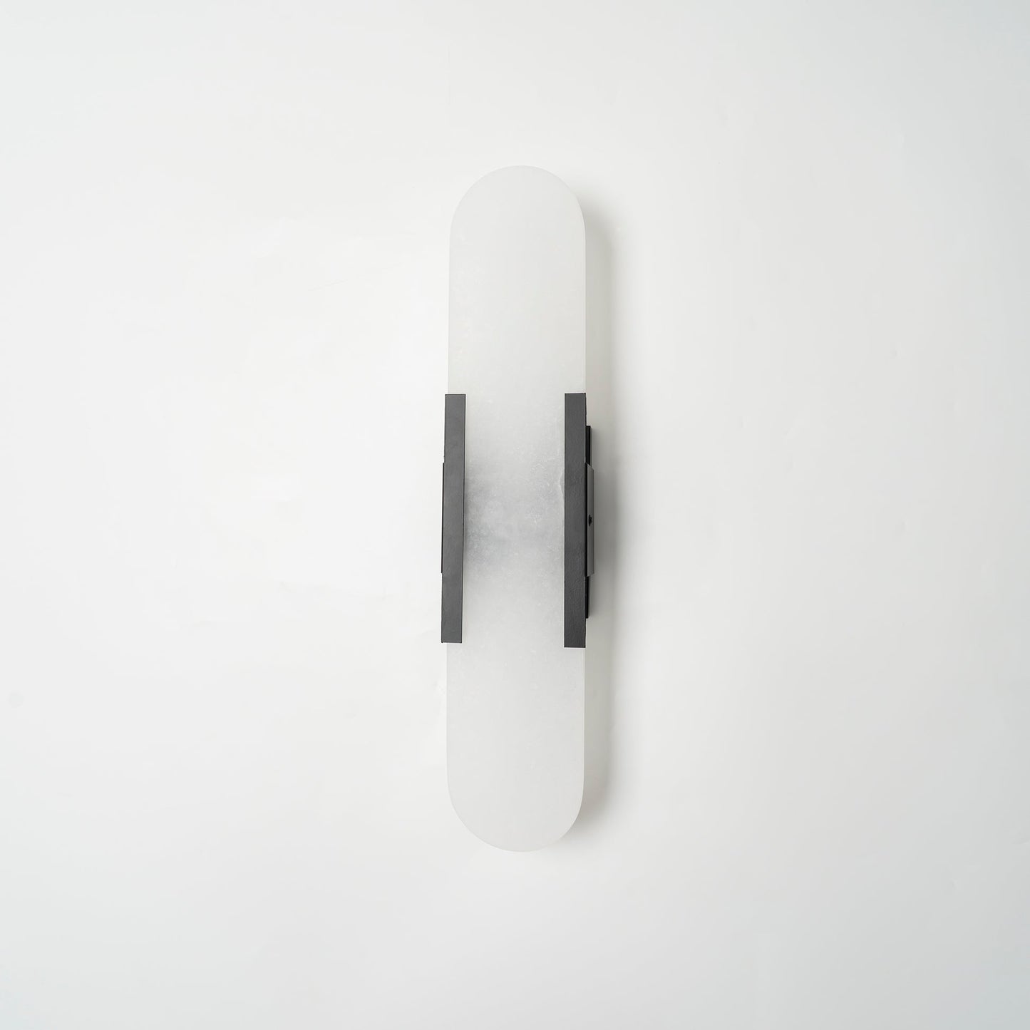 Sorenis — Verlängerte Alabaster-Wandlampe mit klassischem Metalldesign
