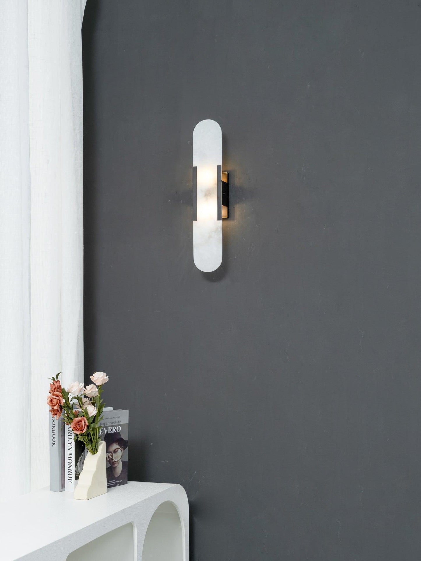 Sorenis — Verlängerte Alabaster-Wandlampe mit klassischem Metalldesign