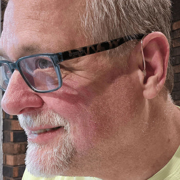 TruHear™ | Unsichtbare Hörgeräte hinter dem Ohr