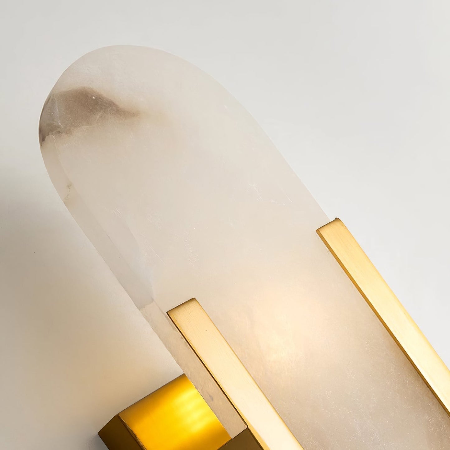 Sorenis — Verlängerte Alabaster-Wandlampe mit klassischem Metalldesign