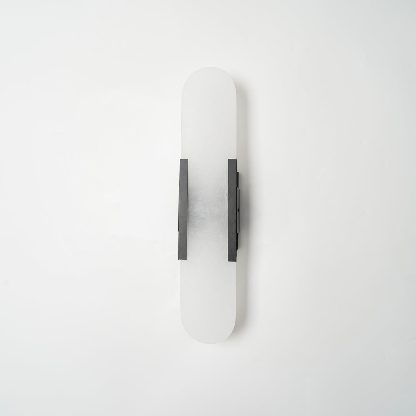 Sorenis — Verlängerte Alabaster-Wandlampe mit klassischem Metalldesign