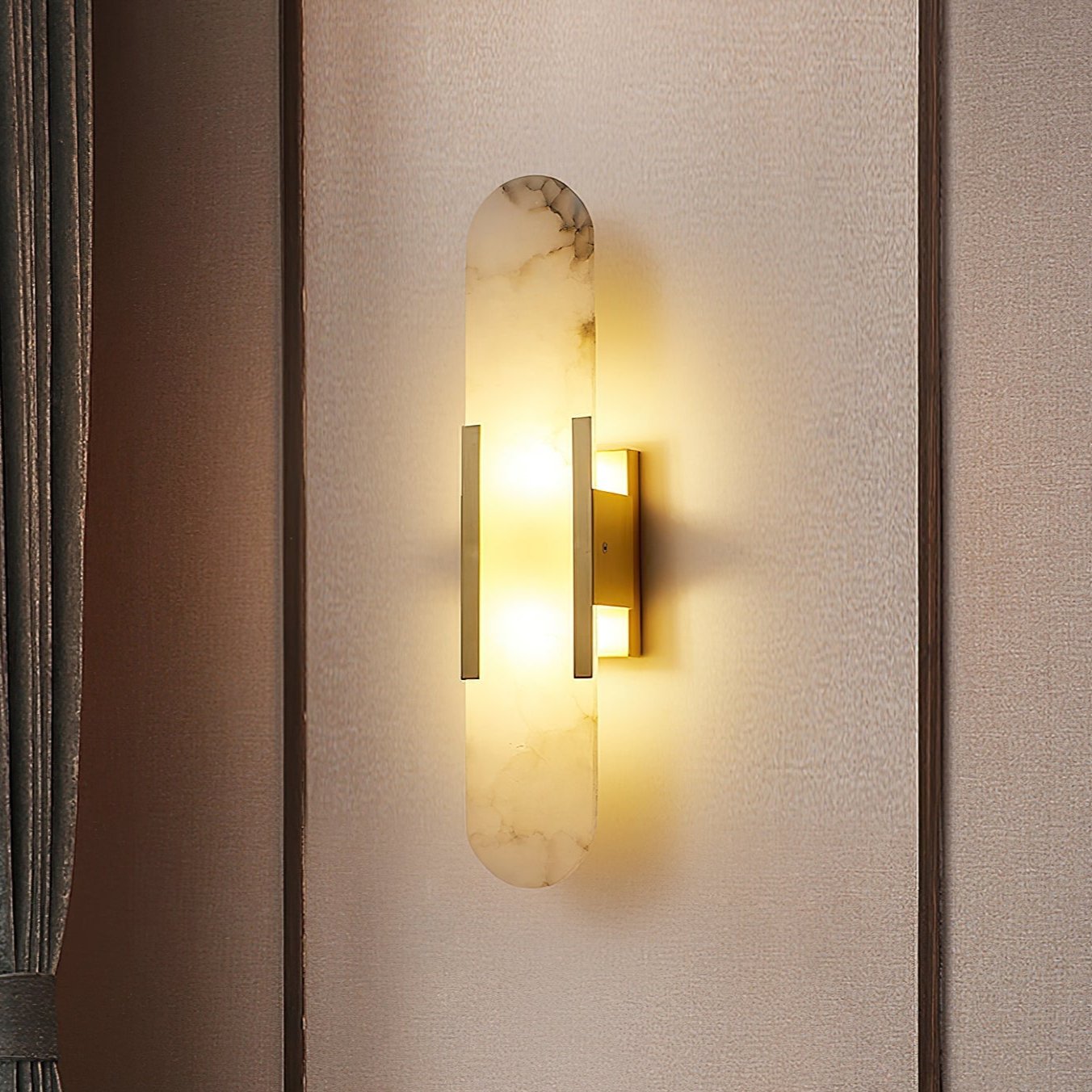 Sorenis — Verlängerte Alabaster-Wandlampe mit klassischem Metalldesign