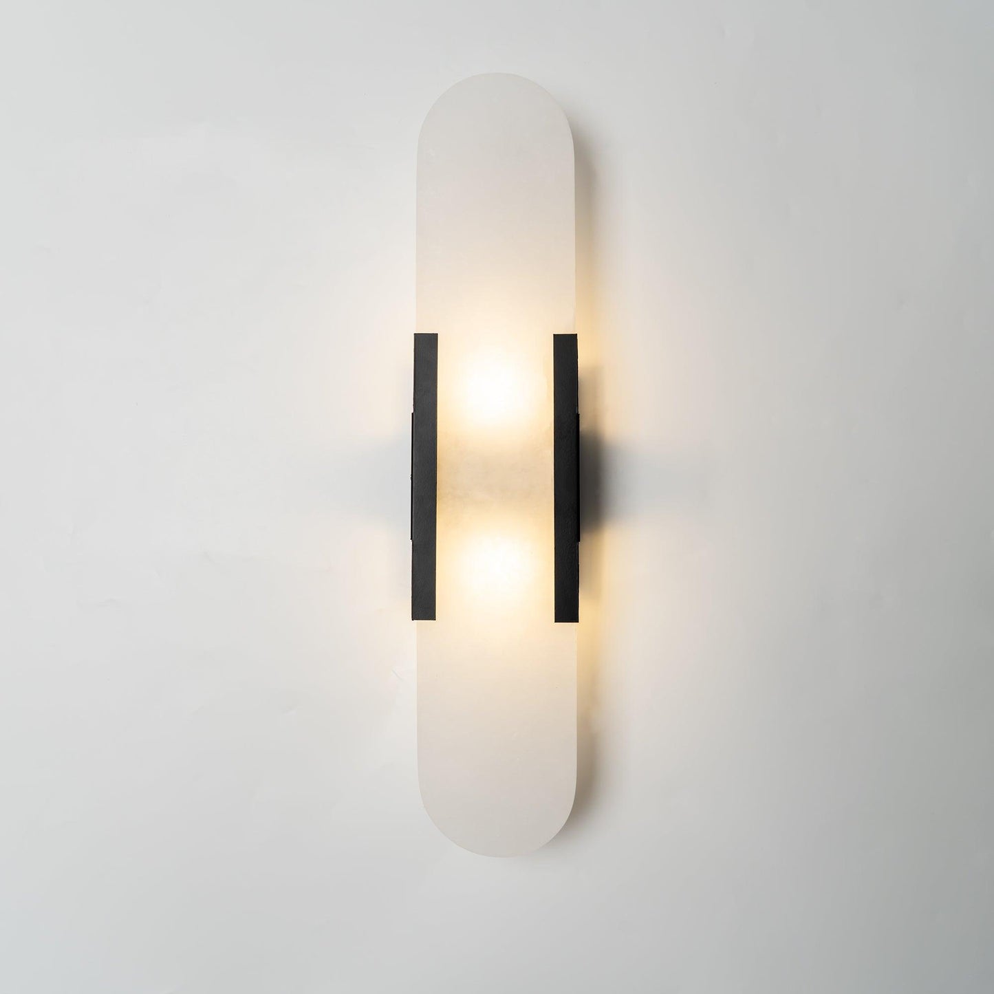 Sorenis — Verlängerte Alabaster-Wandlampe mit klassischem Metalldesign