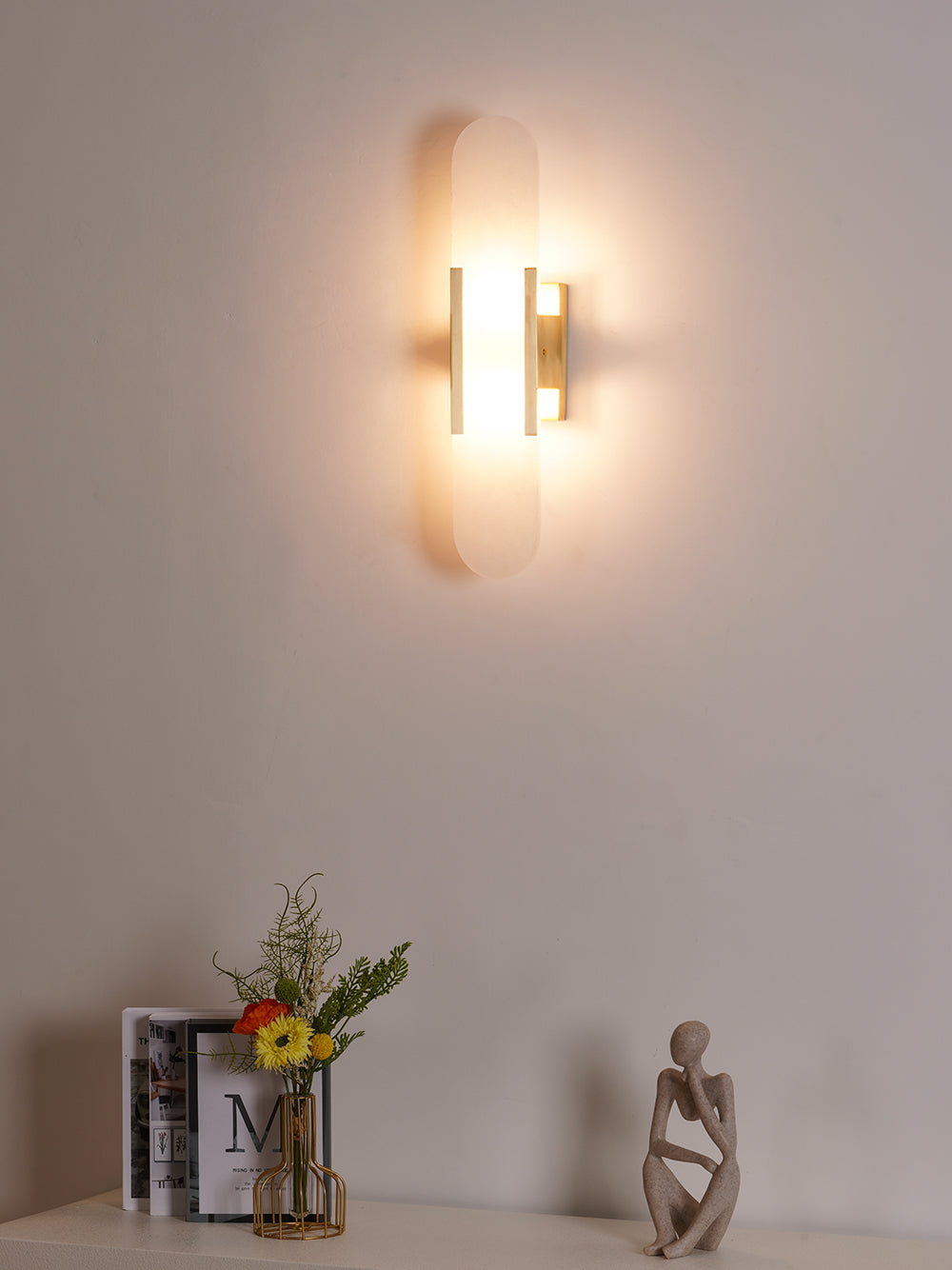 Sorenis — Verlängerte Alabaster-Wandlampe mit klassischem Metalldesign